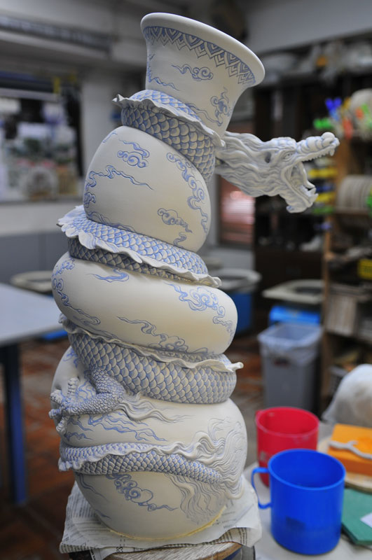 dragon strangling ceramic vase by johnson tsang (17)
