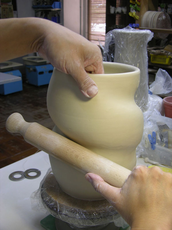 dragon strangling ceramic vase by johnson tsang (2)
