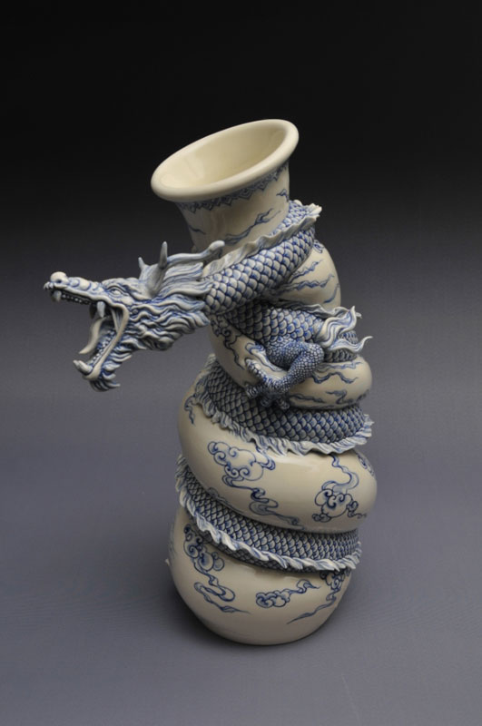 dragon strangling ceramic vase by johnson tsang (25)