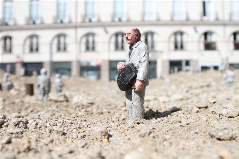 follow the leaders by isaac cordal (1)