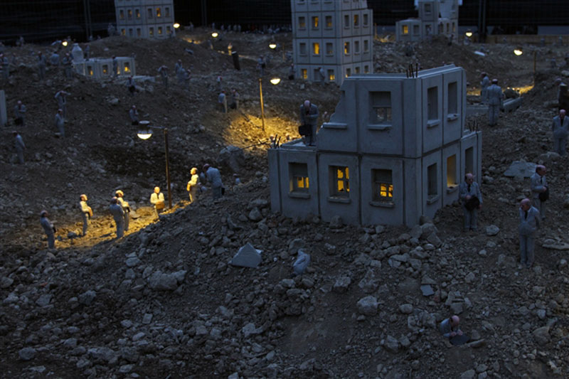 follow the leaders by isaac cordal (14)