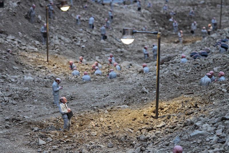 follow the leaders by isaac cordal (4)