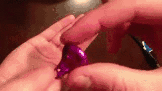 HOW-TO-OPEN-HERSHEY-KISS-LIKE-A-BOSS-GIF-LIFE-HACK