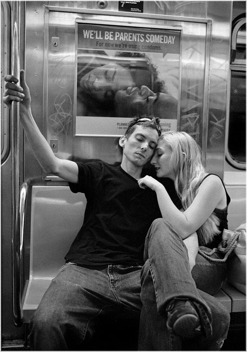 romantic moments on new york subway street photography by matt weber (10)