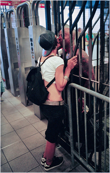 romantic moments on new york subway street photography by matt weber (2)