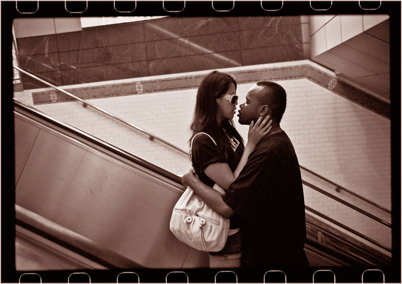 romantic moments on new york subway street photography by matt weber (4)