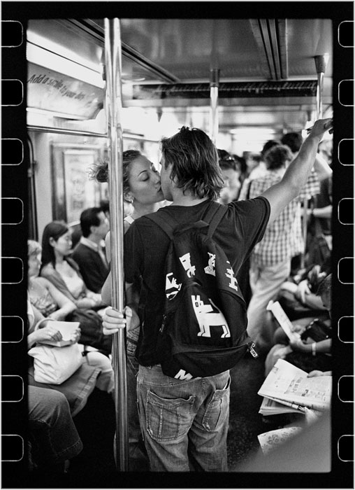 romantic moments on new york subway street photography by matt weber (5)