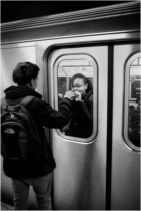 romantic moments on new york subway street photography by matt weber (8)