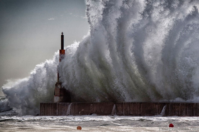 crashing waves into lighthouse pier gaia portugal Picture of the Day: The Power of the Ocean