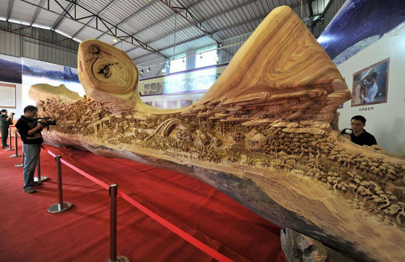 World's Longest Wooden Carving was Made from a Single Tree Trunk zheng chunhui (5)