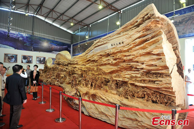 World's Longest Wooden Carving was Made from a Single Tree Trunk zheng chunhui (7)
