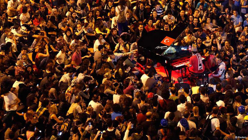 davide martello piano man of taksim square 6 Powerful Images of Music in Unexpected Places