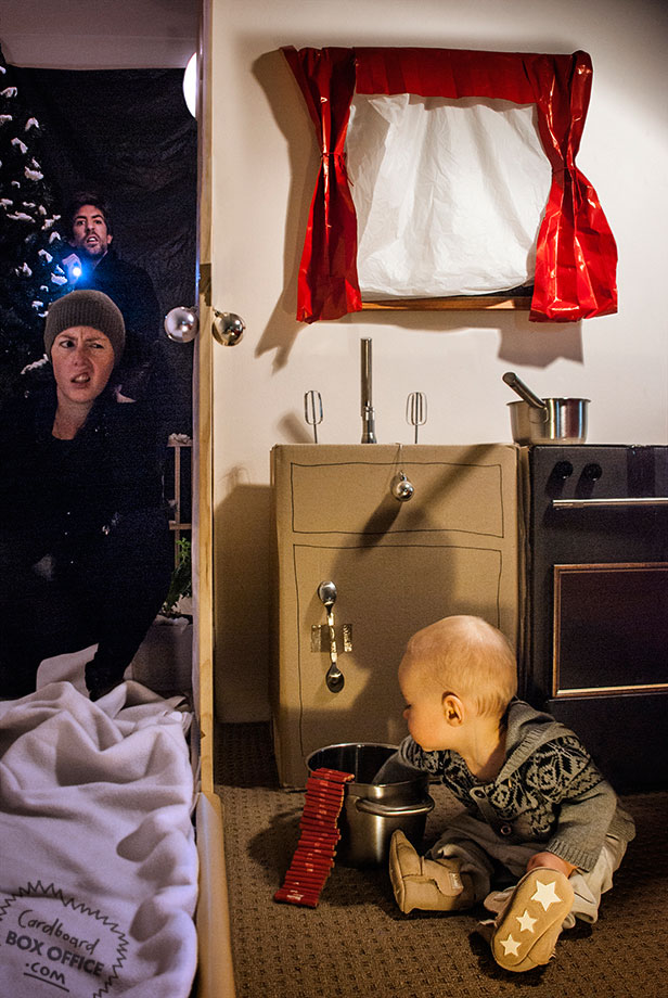 homealone Parents Recreate Movie Scenes with baby Son and cardboard