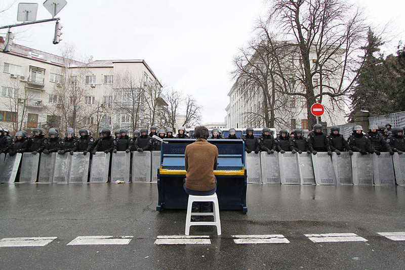 piano player in kiev protests december 2013 6 Powerful Images of Music in Unexpected Places