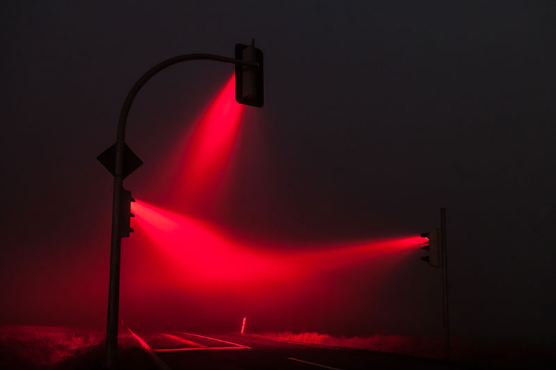 traffic lights in the fog long exposure by lucas zimmerman (2)