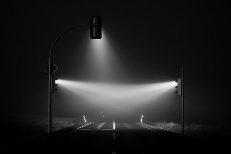 traffic lights in the fog long exposure by lucas zimmerman (3)