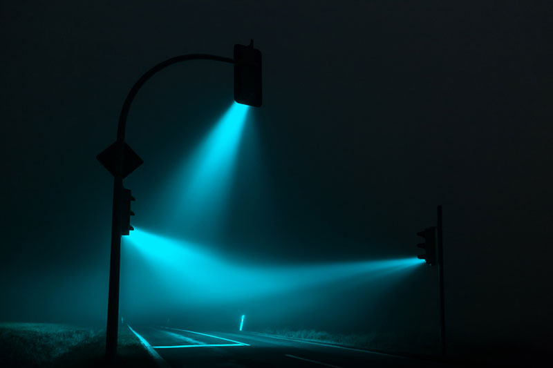 traffic lights in the fog long exposure by lucas zimmerman (4)