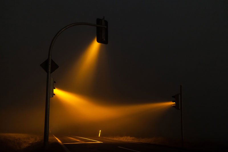 traffic lights in the fog long exposure by lucas zimmerman (5)