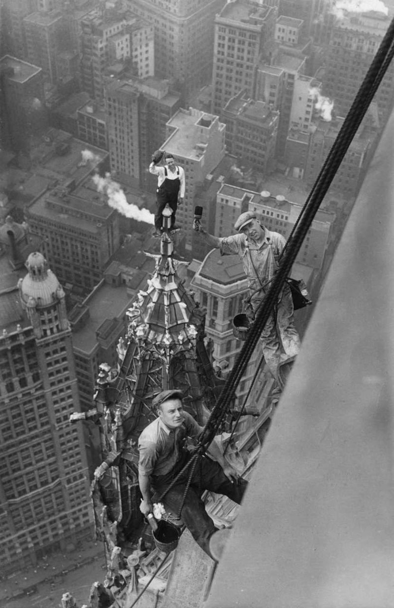 Workers-atop-the-Woolworth-Building,-New-York,-1926