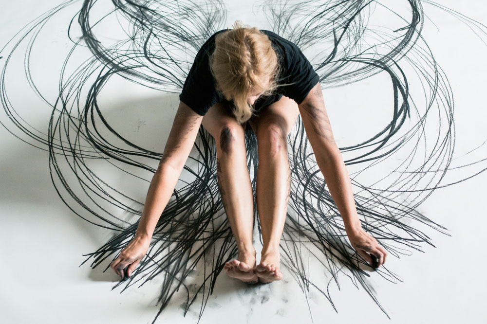 Heather Hansen Uses Entire Body to Create Larger than Life Charcoal Drawings (9)