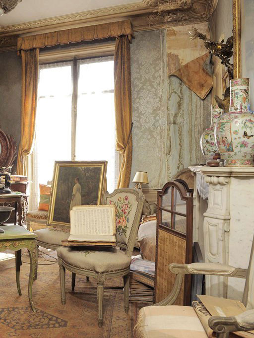 perfectly preserved paris apartment discovered after 70 years with valuables and paintings (2)