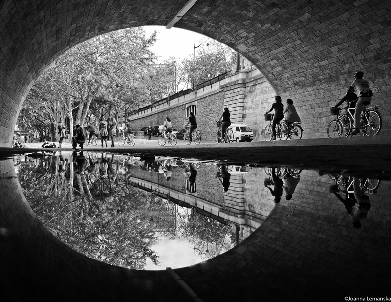 Pont-de-la-Tournelle-reflection-black-and-white-paris