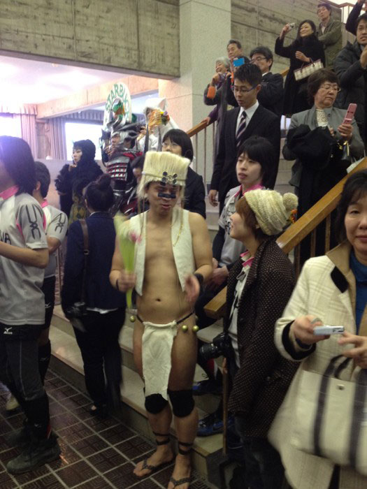 Kanazawa College of Art in Japan Lets Students Wear Costumes to Graduation (10)