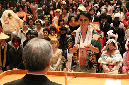 Kanazawa College of Art in Japan Lets Students Wear Costumes to Graduation (7)