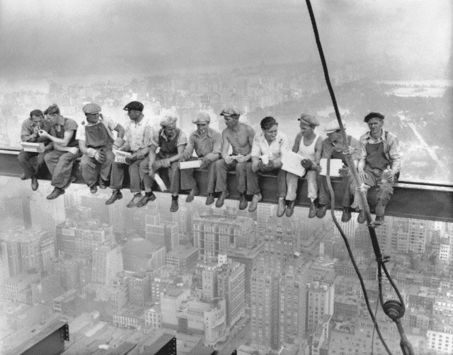 Lunch-atop-a-Skyscraper-(New-York-Construction-Workers-Lunching-on-a-Crossbeam)