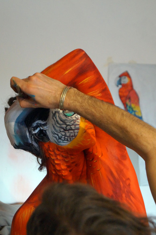 parrot body painting by johannes stotter (4)