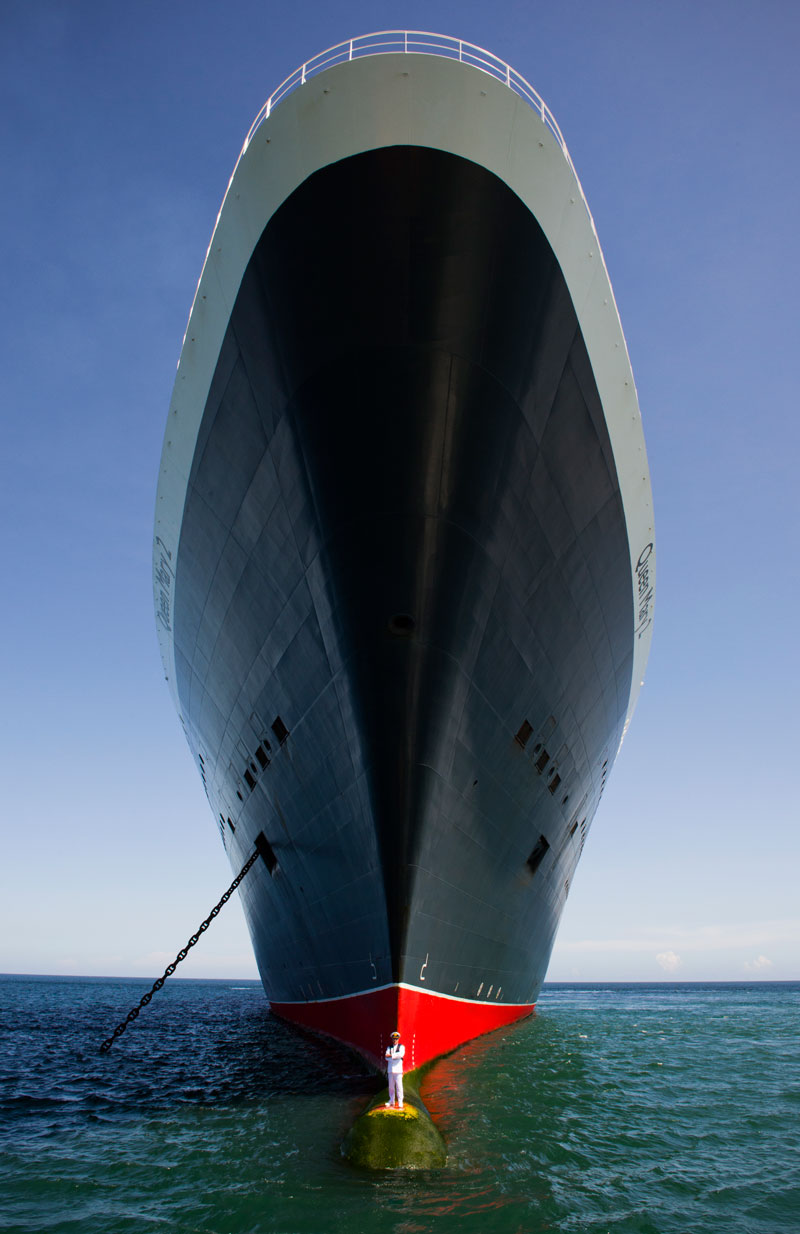 captain stands on bulbous bow of queen marry 2 (3)