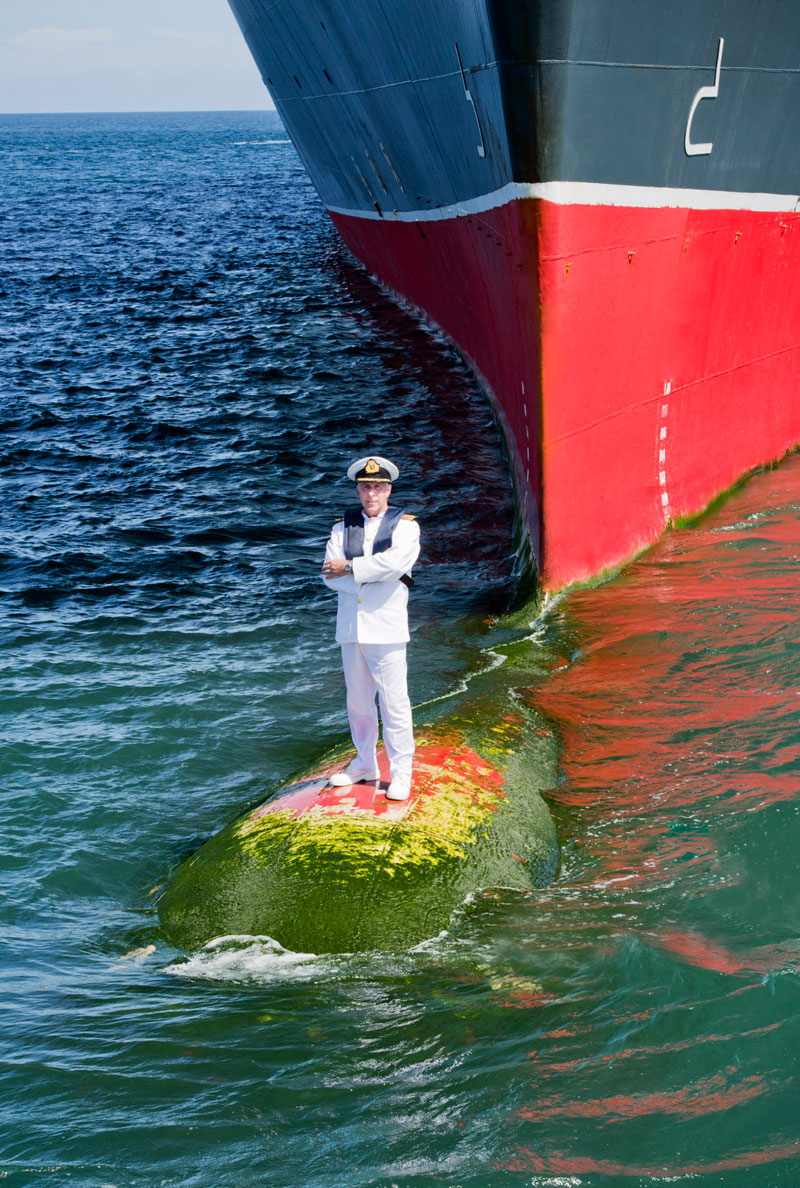 captain stands on bulbous bow of queen marry 2 (4)