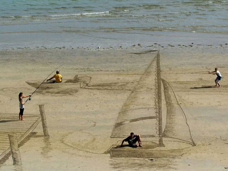 3d beach art by jamie harkins 1 Two Anonymous Students are Drawing Inspirational Quotes on a Chalkboard and Its Amazing