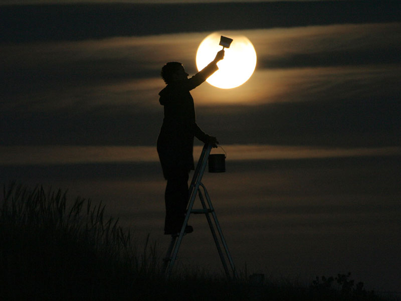 playing with the moon by laurent laveder (1)