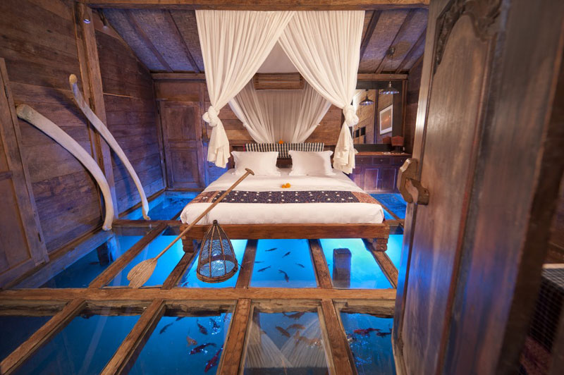 glass-bottom-bedroom-Udang-House-(Shrimp-House)-Bambu-Indah-hotel-Ubud-Bali
