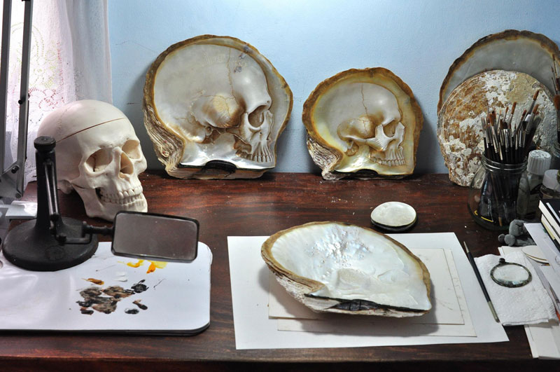 hand carved skulls into mother of pearl shells by gregory raymond halili (6)