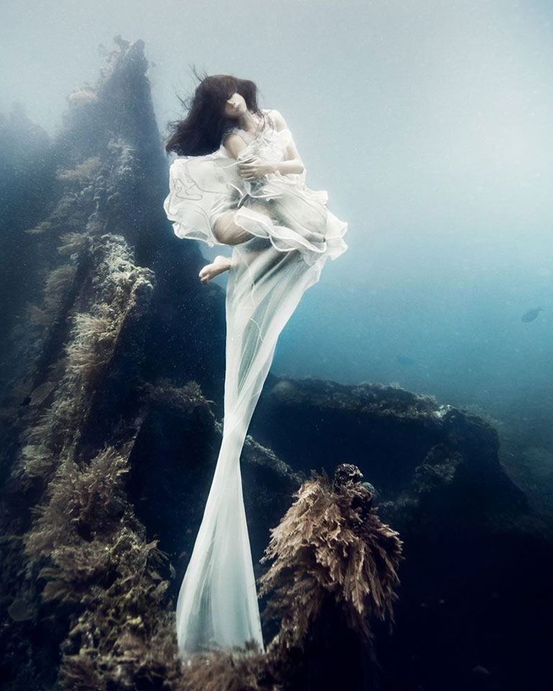 Underwater Photoshoot with Freedivers and a Shipwreck in Bali by benjamin von wong (2)