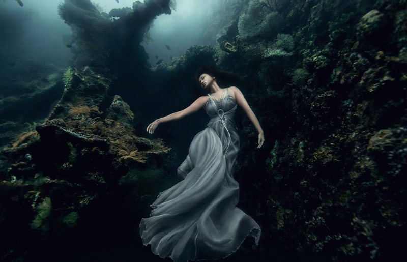Underwater Photoshoot with Freedivers and a Shipwreck in Bali by benjamin von wong (7)