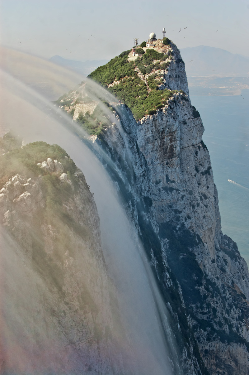 Clouds_covering_the_walls_of_Gibraltar_Rock