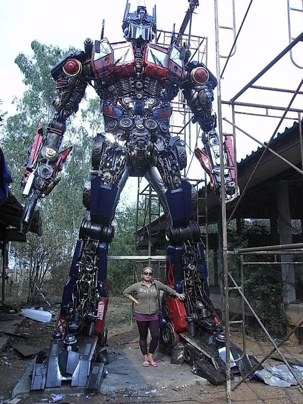 giant transformers made from old car parts (10)