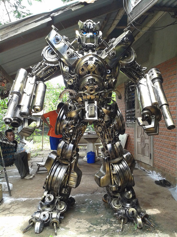 giant transformers made from old car parts (3)