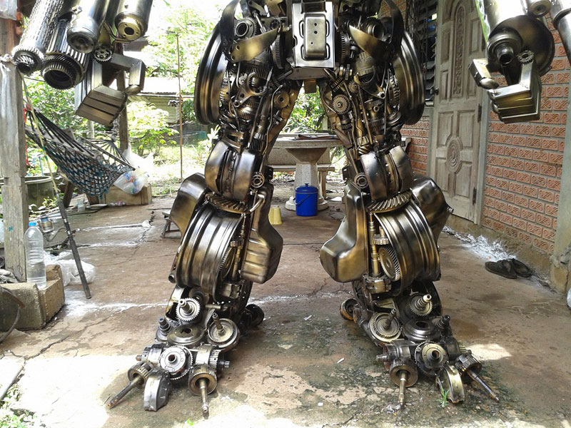 giant transformers made from old car parts (6)