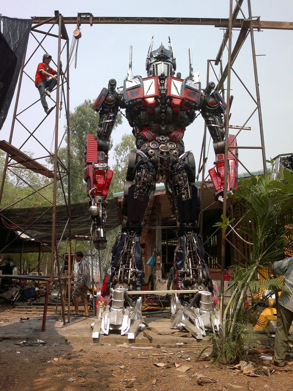 giant transformers made from old car parts (7)
