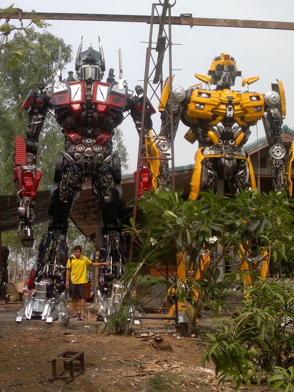 giant transformers made from old car parts (8)
