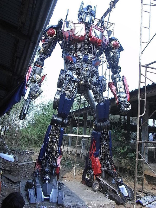 giant transformers made from old car parts (9)