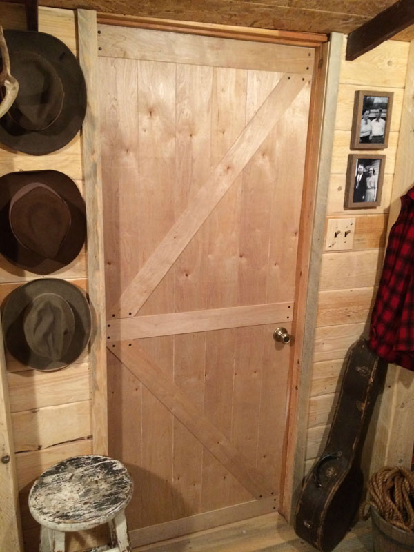 This Guy Built a Rustic Cabin Man Cave for 107 dollars (19)