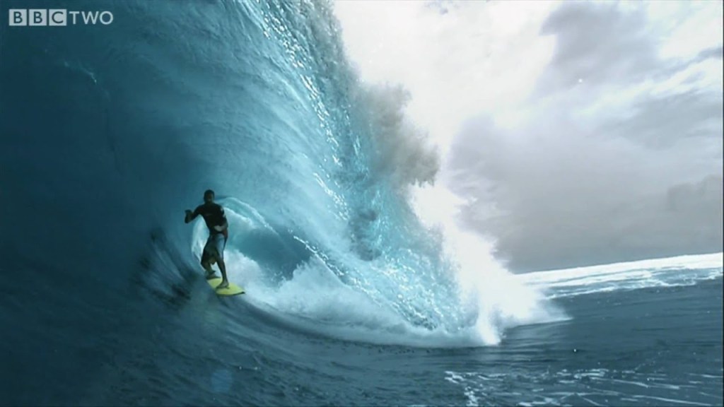 Super Slow Motion HD Video of a 12 Foot Barrel Wave