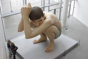 huge boy crouching sculpture ultra realistic art ron mueck huge boy crouching sculpture ultra realistic art ron mueck