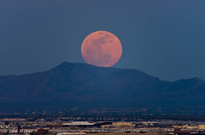 10 Incredible Views of the 2012 Super Moon