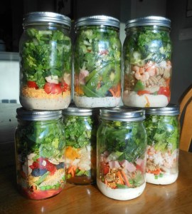 using mason jars to transport your salad